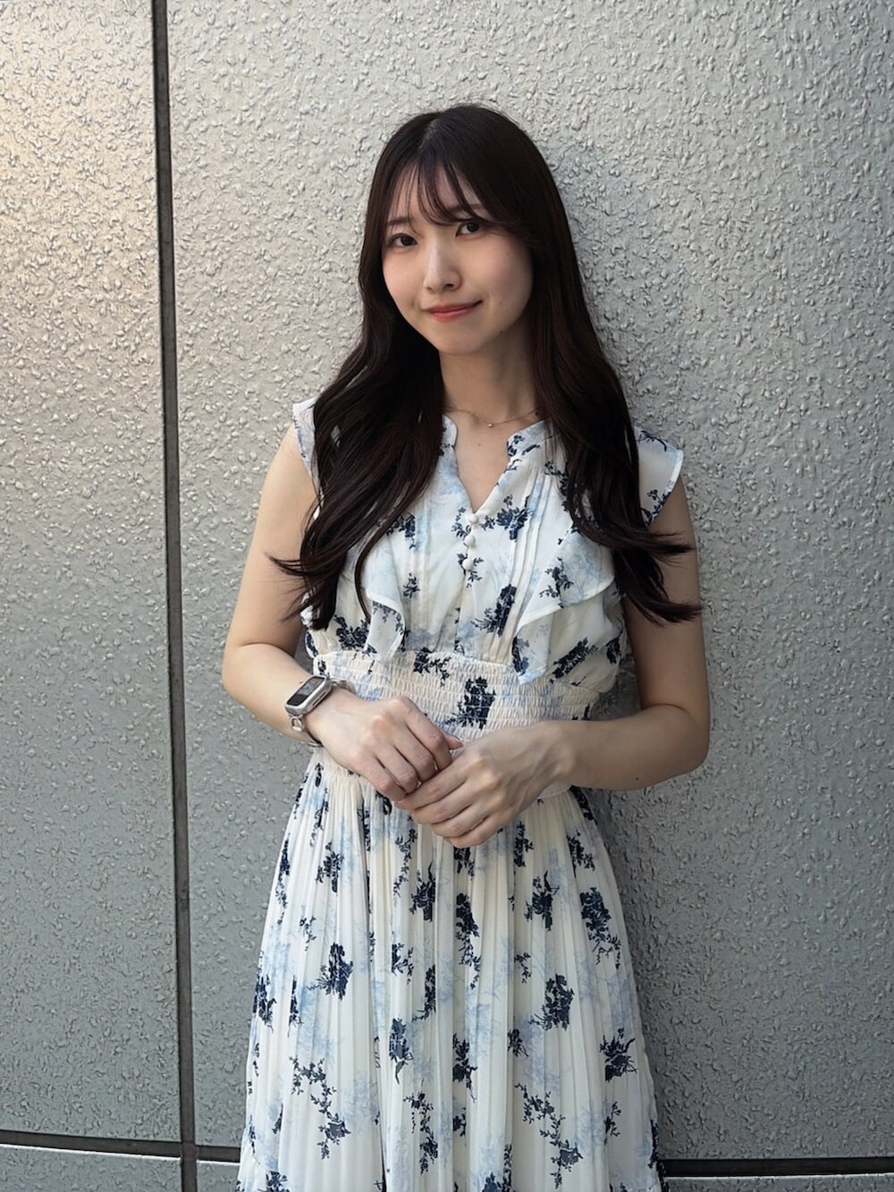 ホワイト系のパンプス、ホワイト系のワンピースを着用したレディースの夏コーディネートの5枚目の写真