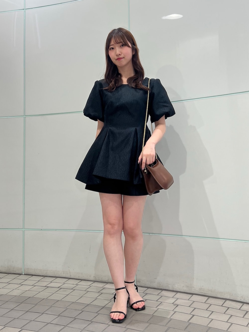 ブラック系のシャツ/ブラウス、ブラック系のその他パンツ、ブラウン系のハンドバッグを着用したレディースの夏コーディネートの2枚目の写真
