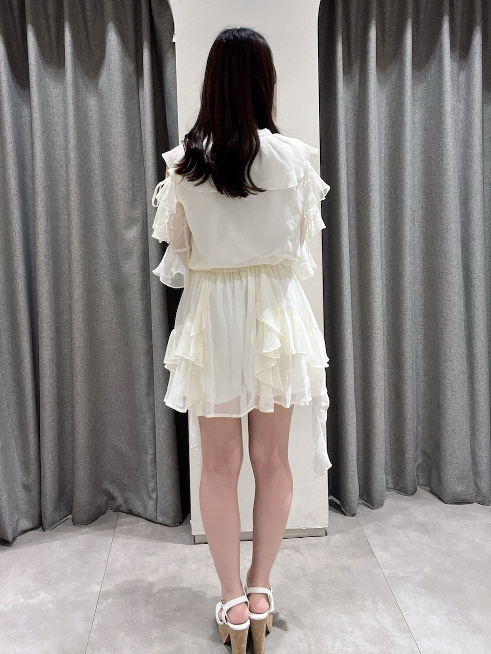 ホワイト系のスカート、ホワイト系のシャツ/ブラウス、ホワイト系のサンダルを着用したレディースの夏コーディネートの7枚目の写真