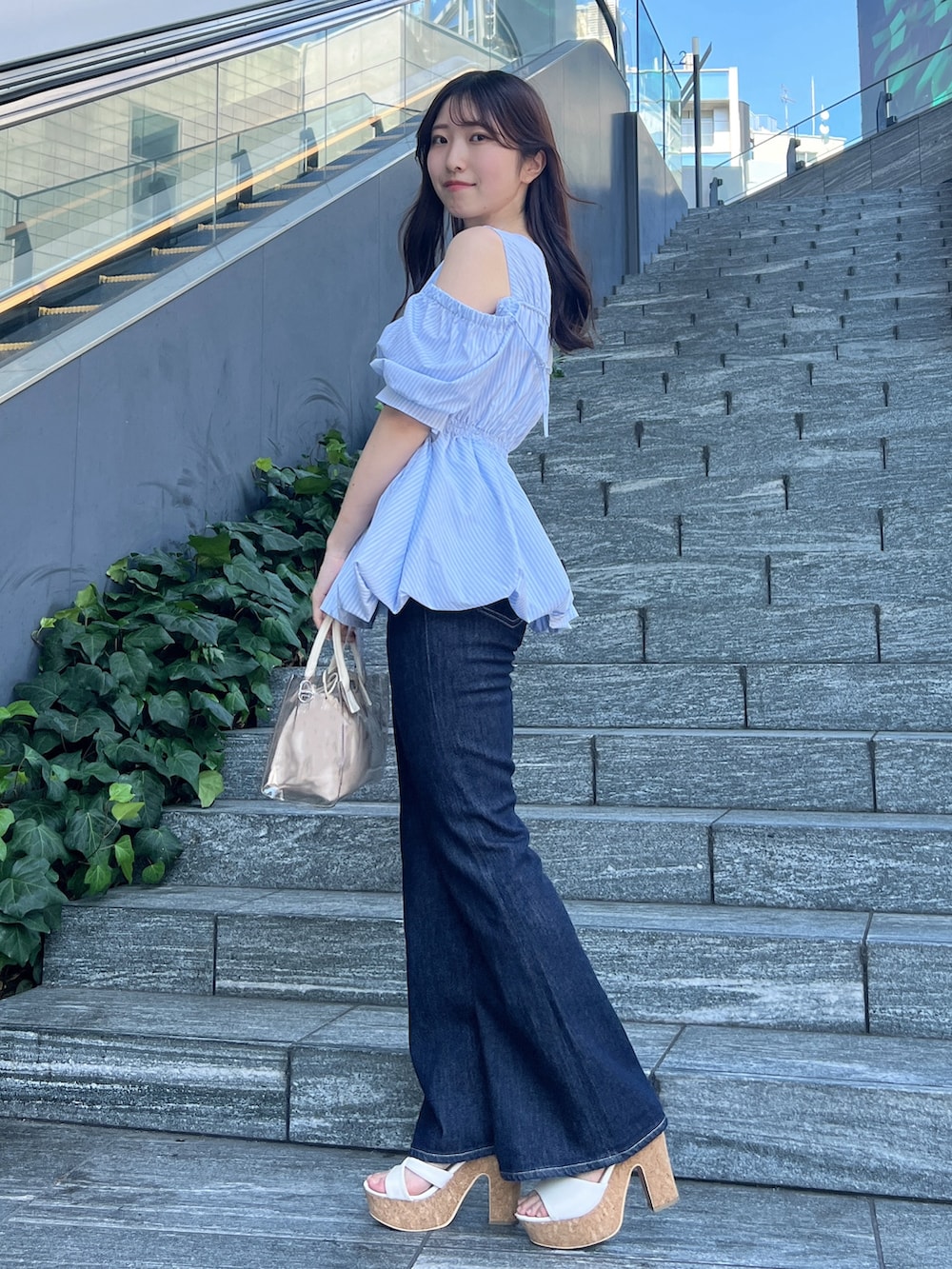 ブルー系のシャツ/ブラウス、ブルー系のデニムパンツ、ホワイト系のサンダルを着用したレディースの夏コーディネートの5枚目の写真