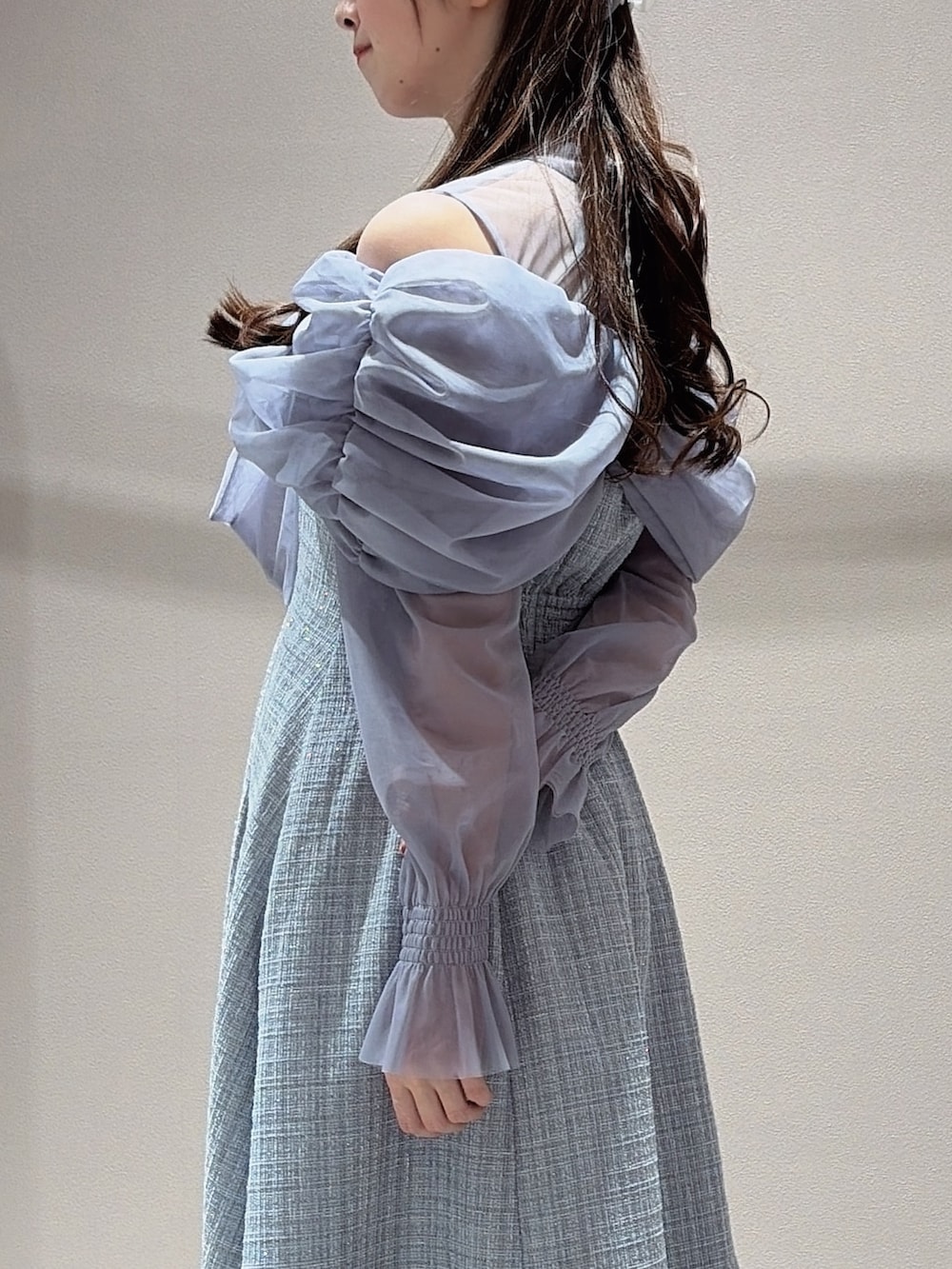 グレー系のドレス、ホワイト系のパンプスを着用したレディースの春コーディネートの8枚目の写真