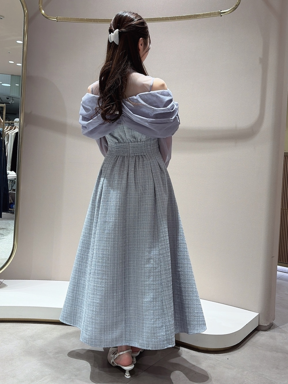 グレー系のドレス、ホワイト系のパンプスを着用したレディースの春コーディネートの4枚目の写真