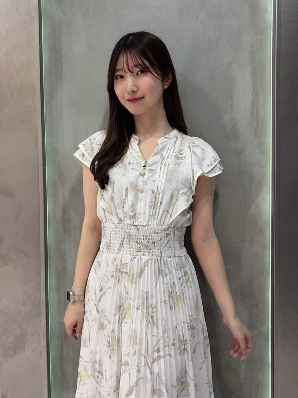 その他のサンダル、ホワイト系のワンピースを着用したレディースの夏コーディネートの5枚目の写真
