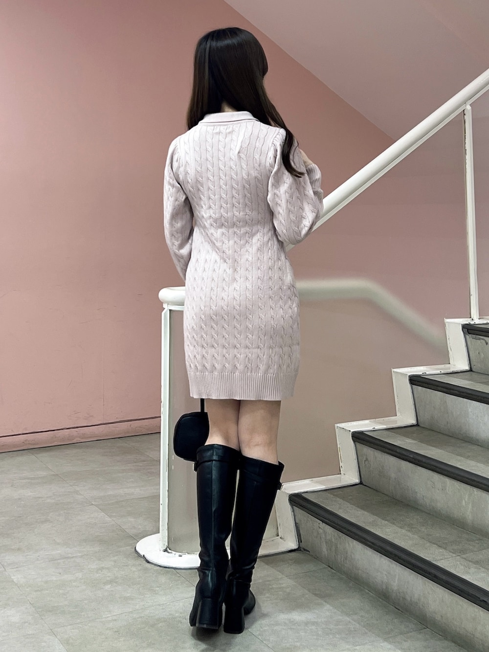 ピンク系のワンピース、ブラック系のブーツ、ブラック系のハンドバッグを着用したレディースの秋コーディネートの5枚目の写真