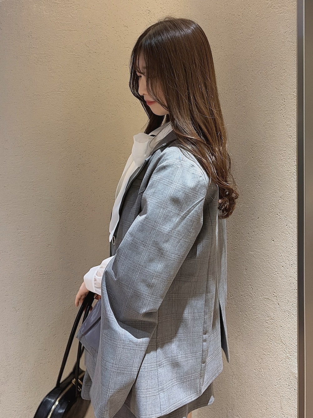 その他のシャツ/ブラウス、グレー系のテーラードジャケット、グレー系のスカートを着用したレディースの冬コーディネートの8枚目の写真