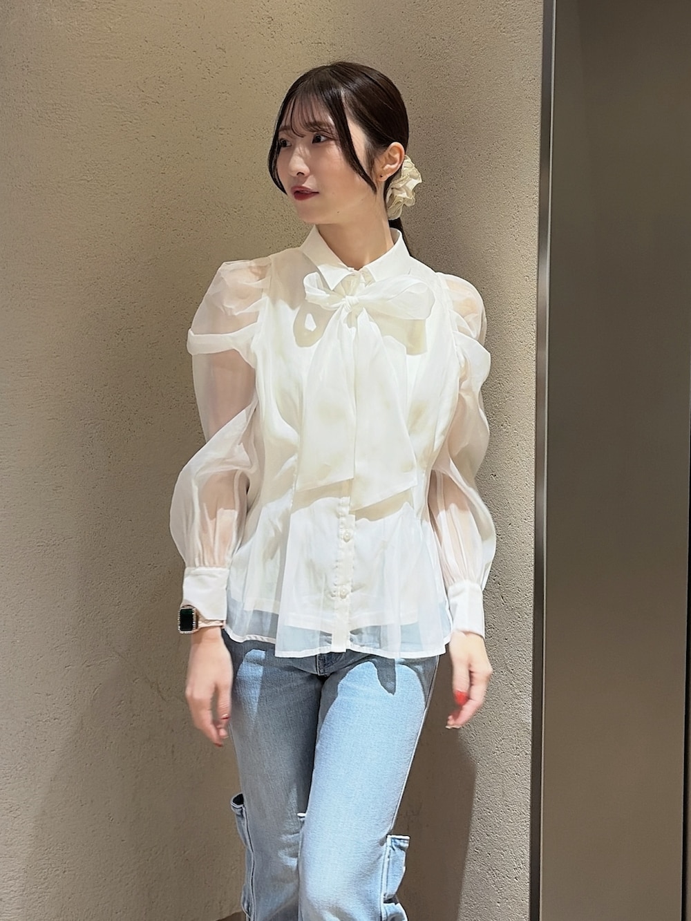 その他のシャツ/ブラウス、グレー系のテーラードジャケット、ブルー系のデニムパンツを着用したレディースの冬コーディネートの8枚目の写真