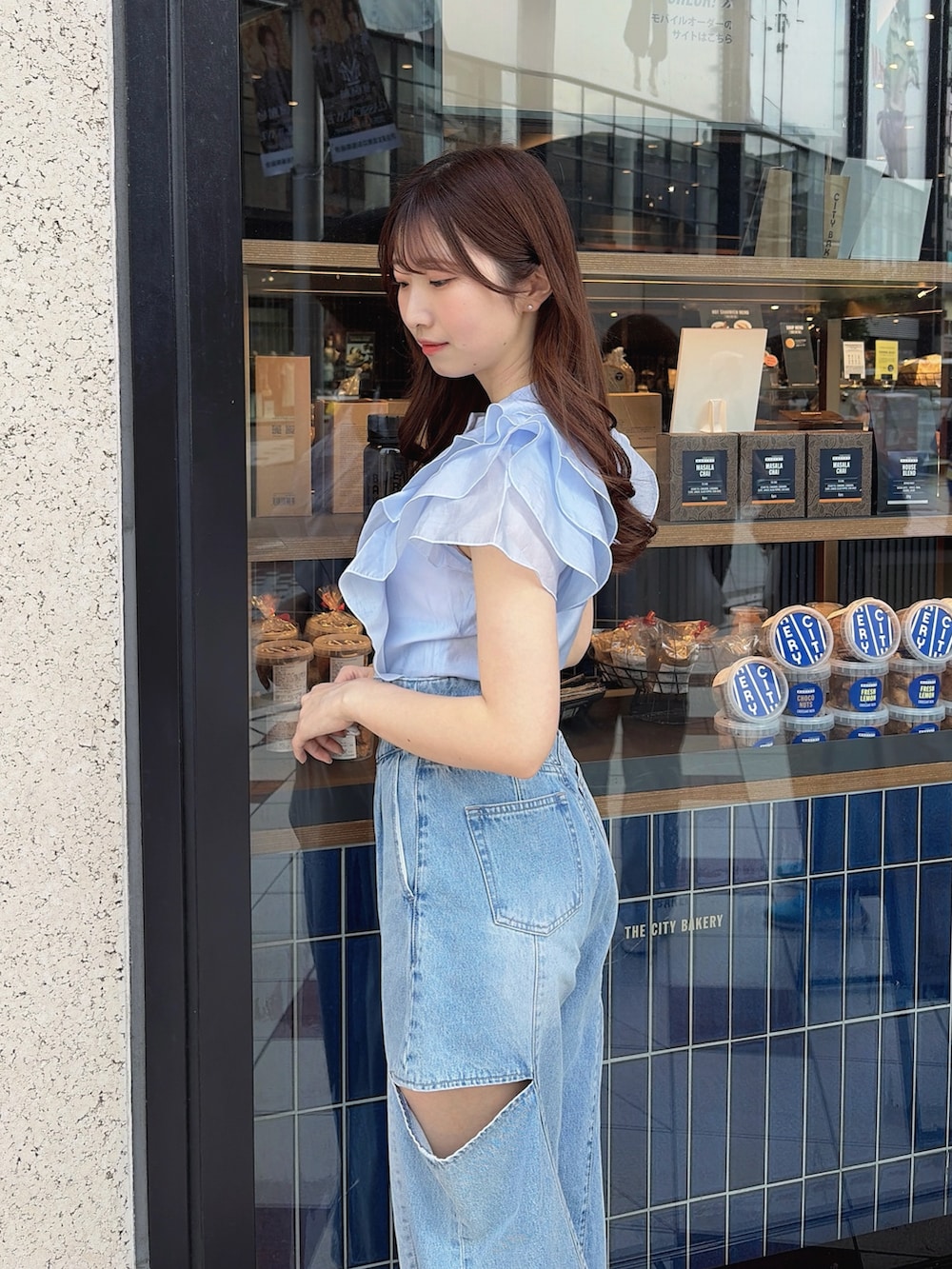 ブルー系のシャツ/ブラウス、ブルー系のデニムパンツを着用したレディースの夏コーディネートの7枚目の写真