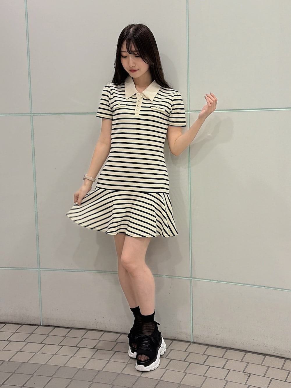 その他のワンピース、ブラック系のサンダルを着用したレディースの夏コーディネートの2枚目の写真
