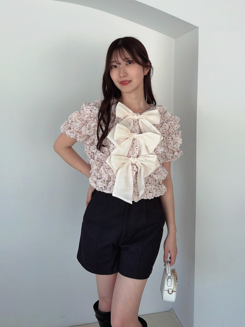 ブラック系のブーツ、ホワイト系のシャツ/ブラウス、グレー系のその他パンツを着用したレディースの夏コーディネートの7枚目の写真