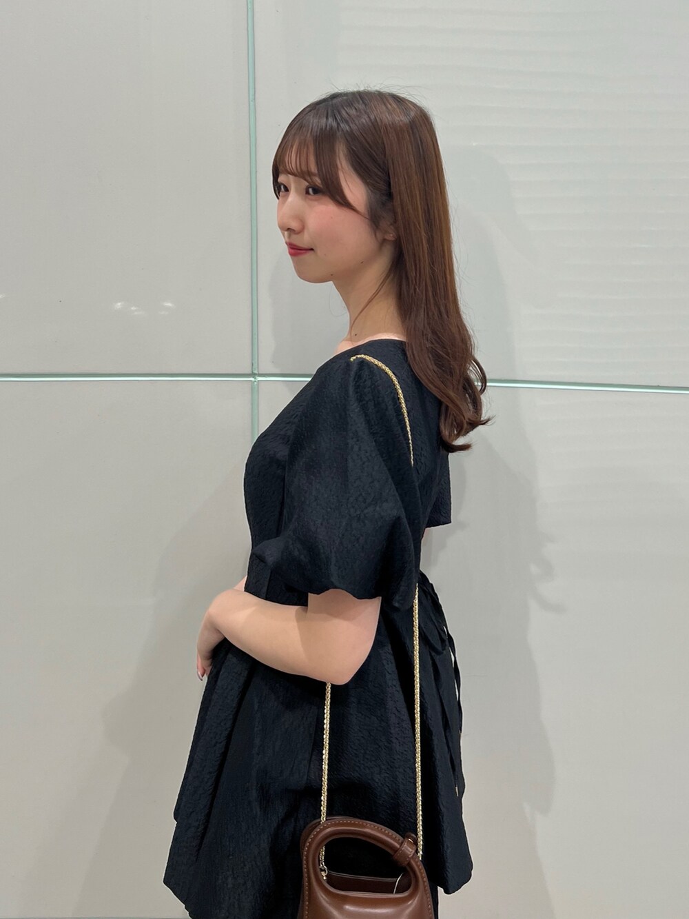 ブラック系のシャツ/ブラウス、ブラック系のその他パンツ、ブラウン系のハンドバッグを着用したレディースの夏コーディネートの7枚目の写真