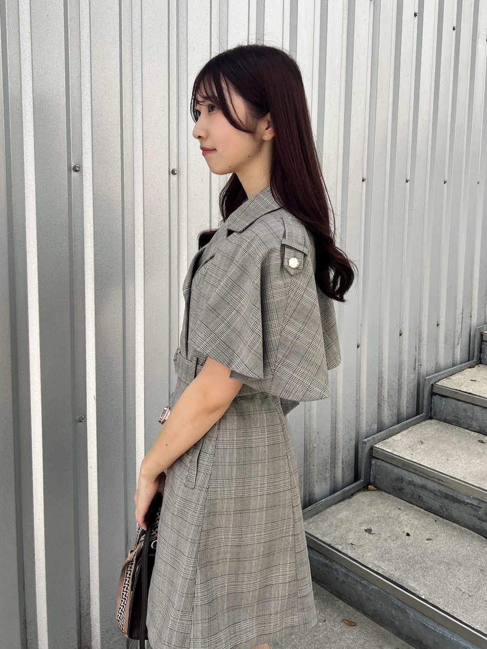 その他のワンピース、ブラウン系のショルダーバッグ、ブラウン系のブーツを着用したレディースの秋コーディネートの6枚目の写真