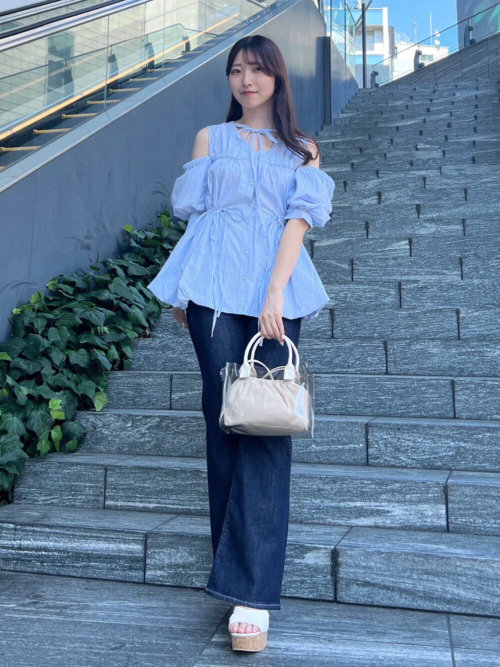 ブルー系のシャツ/ブラウス、ブルー系のデニムパンツ、ホワイト系のサンダルを着用したレディースの夏コーディネートの6枚目の写真