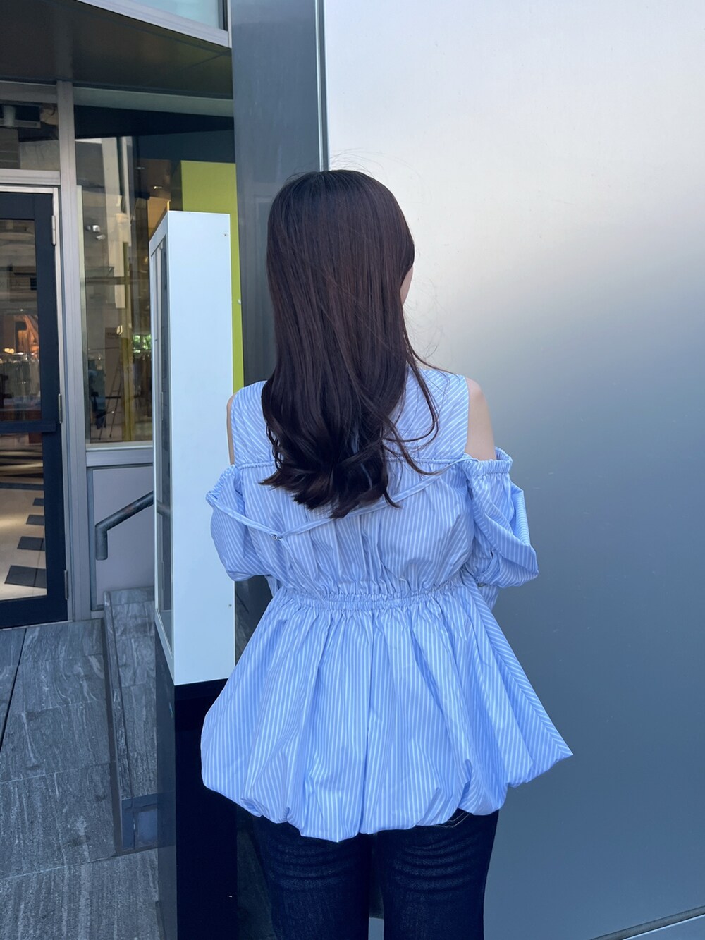 ブルー系のシャツ/ブラウス、ブルー系のデニムパンツ、ホワイト系のサンダルを着用したレディースの夏コーディネートの4枚目の写真