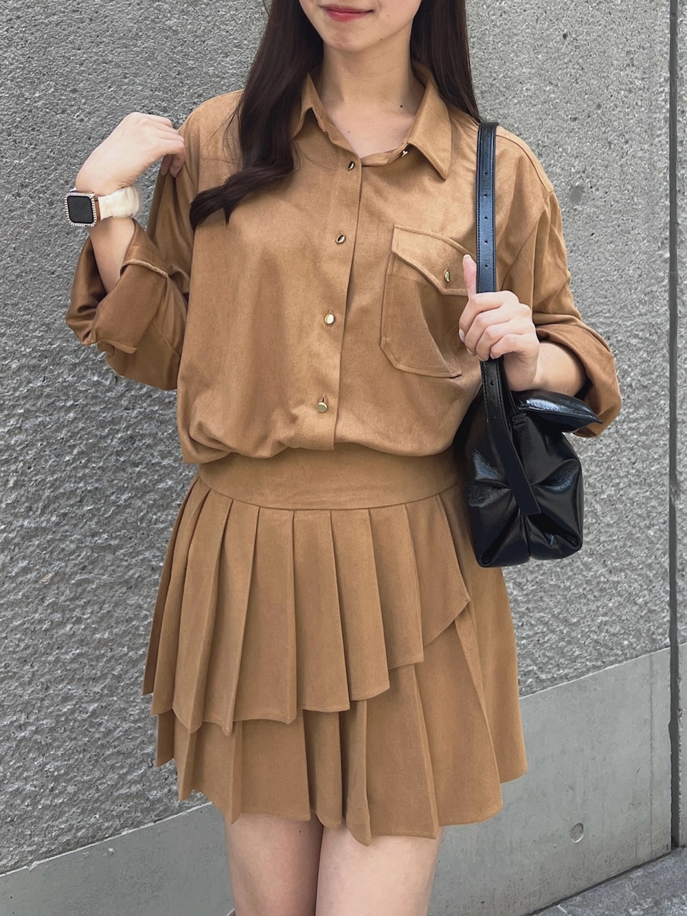 イエロー系のスカート、ホワイト系のブーツ、イエロー系のシャツ/ブラウスを着用したレディースの夏コーディネートの6枚目の写真