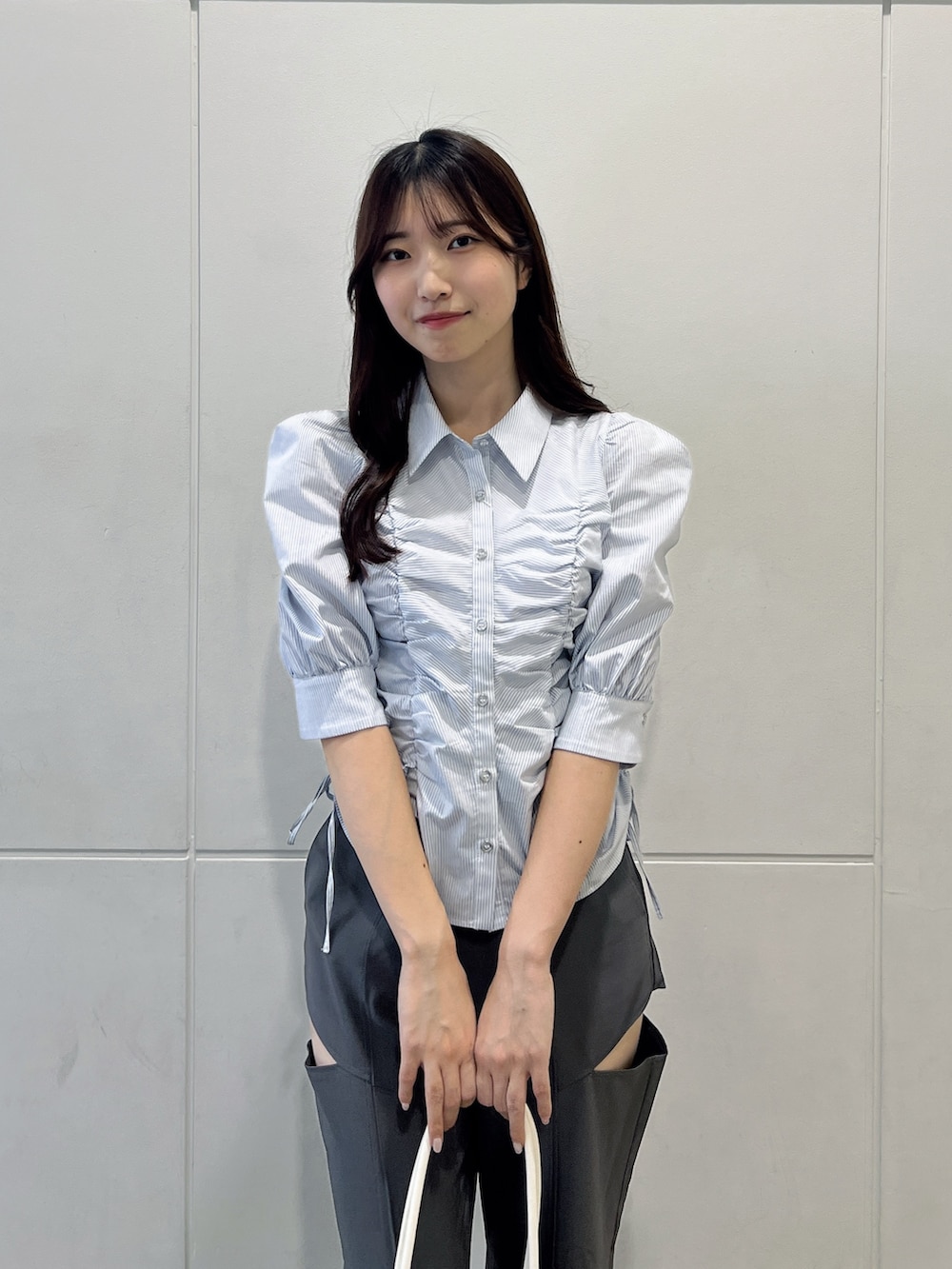 ブルー系のシャツ/ブラウス、グレー系のその他パンツ、ホワイト系のサンダルを着用したレディースの夏コーディネートの5枚目の写真
