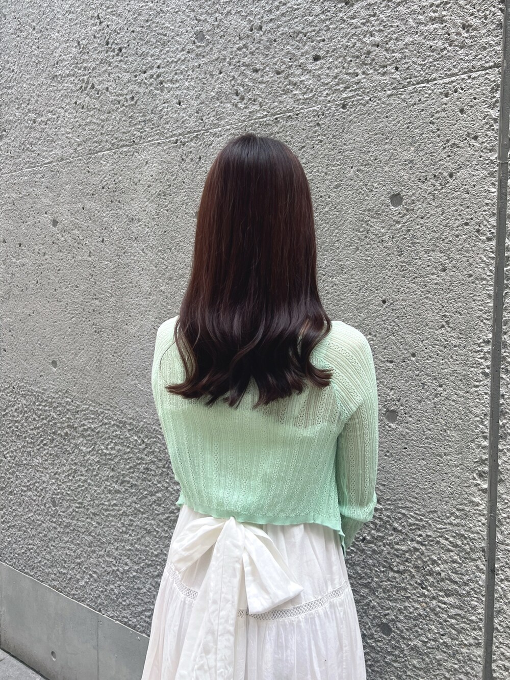 ホワイト系のワンピース、グリーン系のカーディガン/ボレロ、ホワイト系のボストンバッグを着用したレディースの夏コーディネートの6枚目の写真