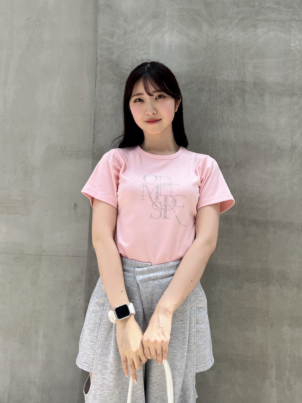 グレー系のカーゴパンツ、ピンク系のTシャツ/カットソー、ホワイト系のボストンバッグを着用したレディースの夏コーディネートの5枚目の写真