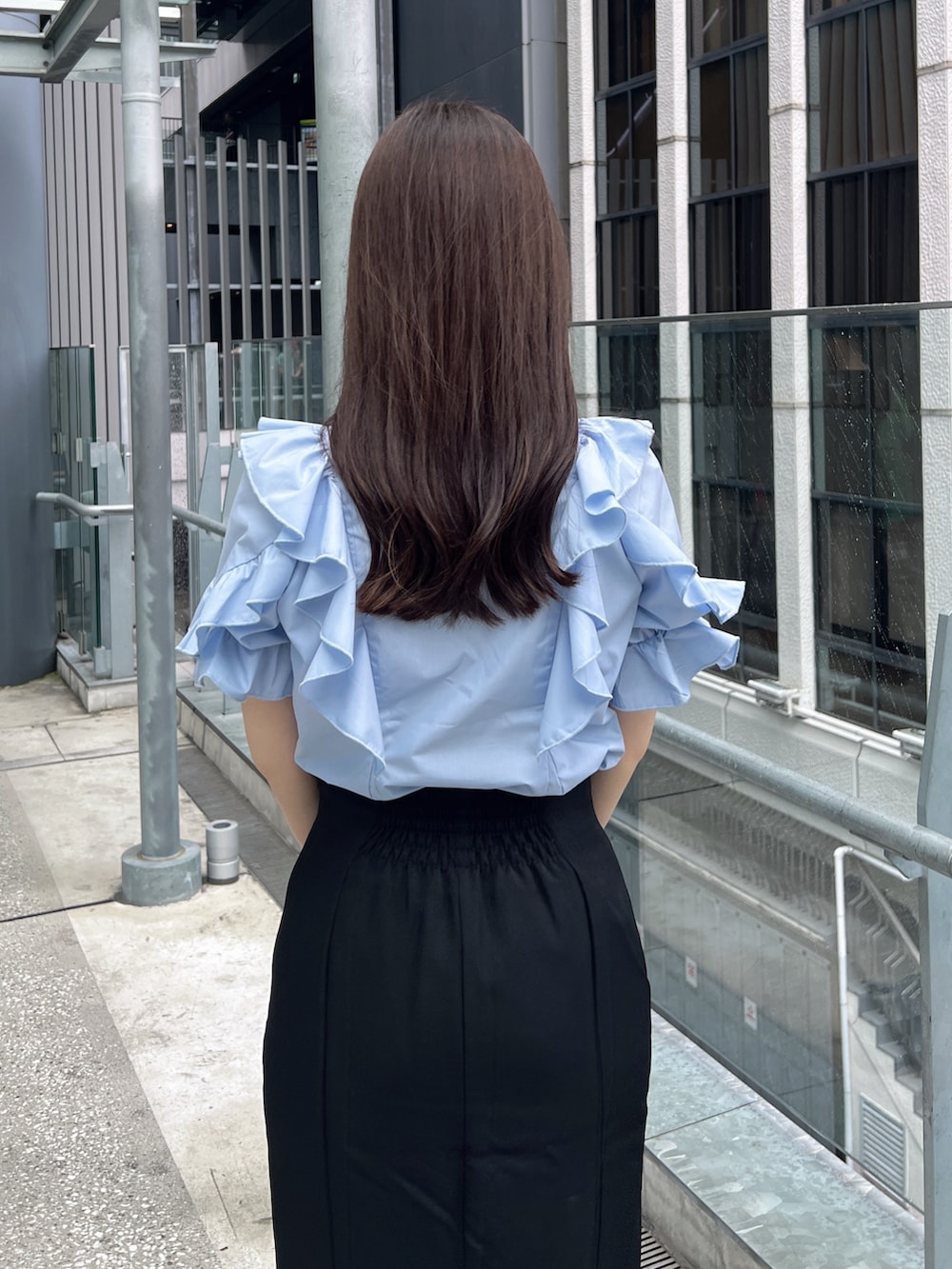 ブラック系のスカート、ブルー系のシャツ/ブラウス、ブラック系のサンダルを着用したレディースの夏コーディネートの7枚目の写真