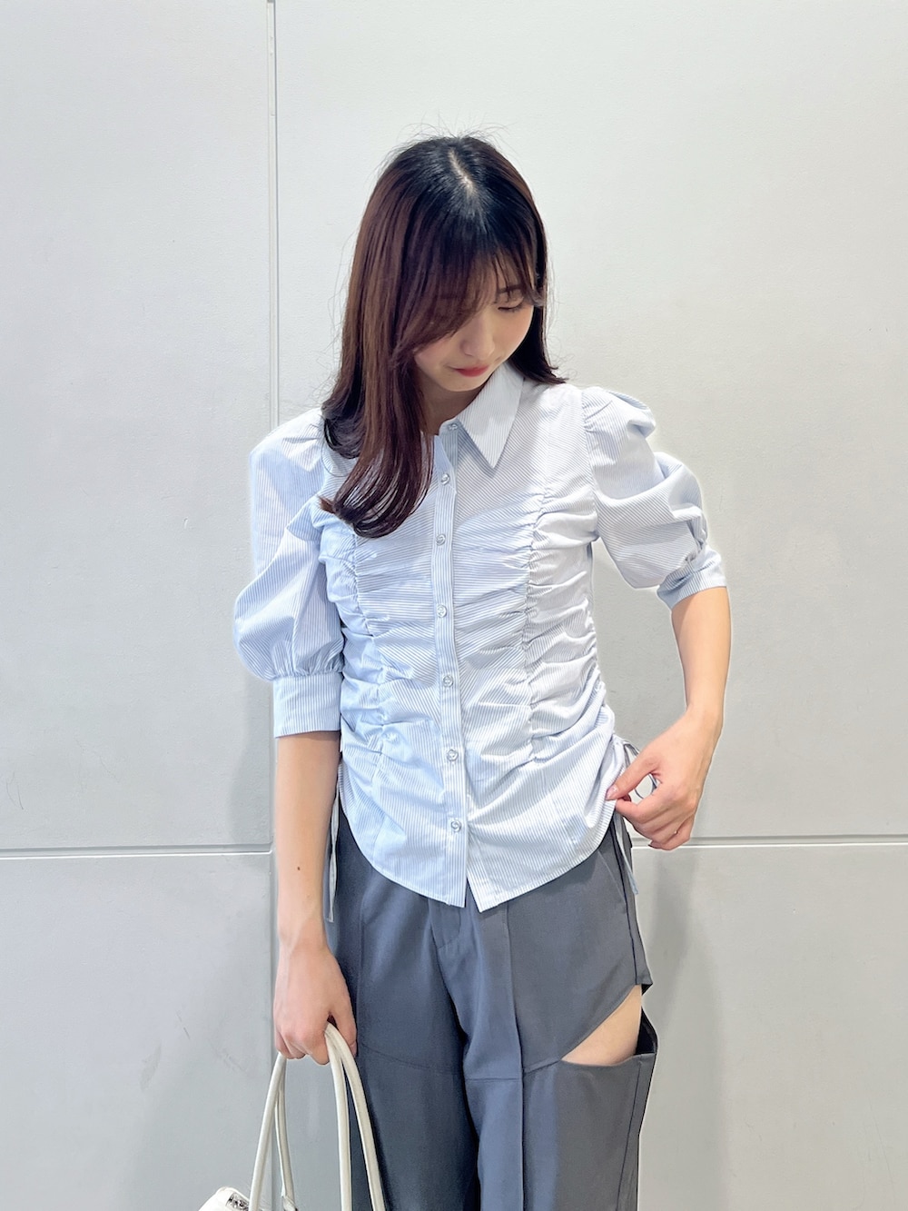 ブルー系のシャツ/ブラウス、グレー系のその他パンツ、ホワイト系のサンダルを着用したレディースの夏コーディネートの7枚目の写真