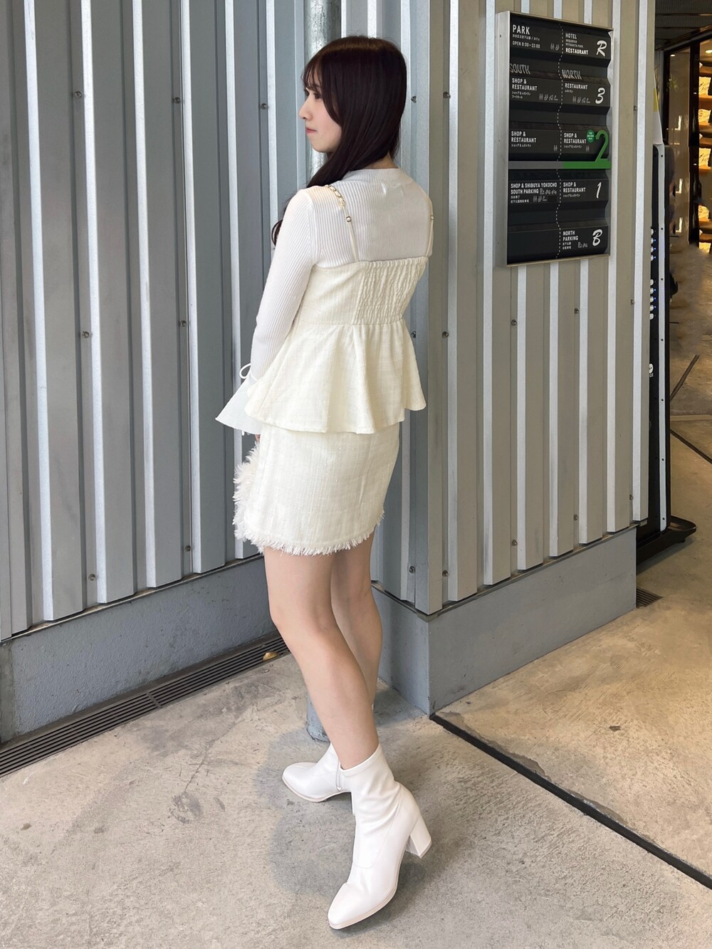 ホワイト系のタンクトップ、ホワイト系のスカート、ホワイト系のニット/セーターを着用したレディースの秋コーディネートの3枚目の写真