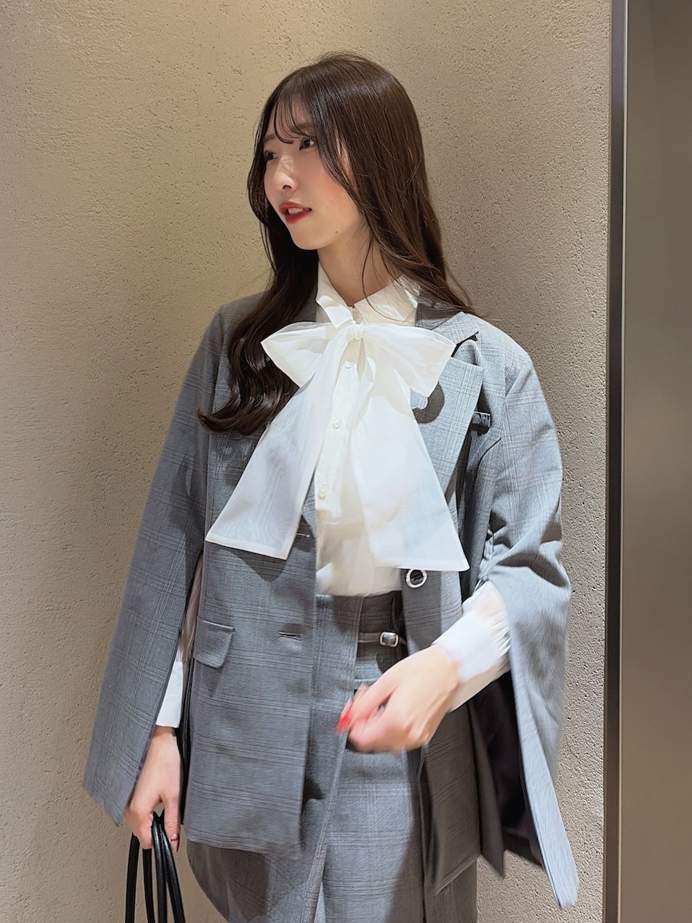 その他のシャツ/ブラウス、グレー系のテーラードジャケット、グレー系のスカートを着用したレディースの冬コーディネートの7枚目の写真
