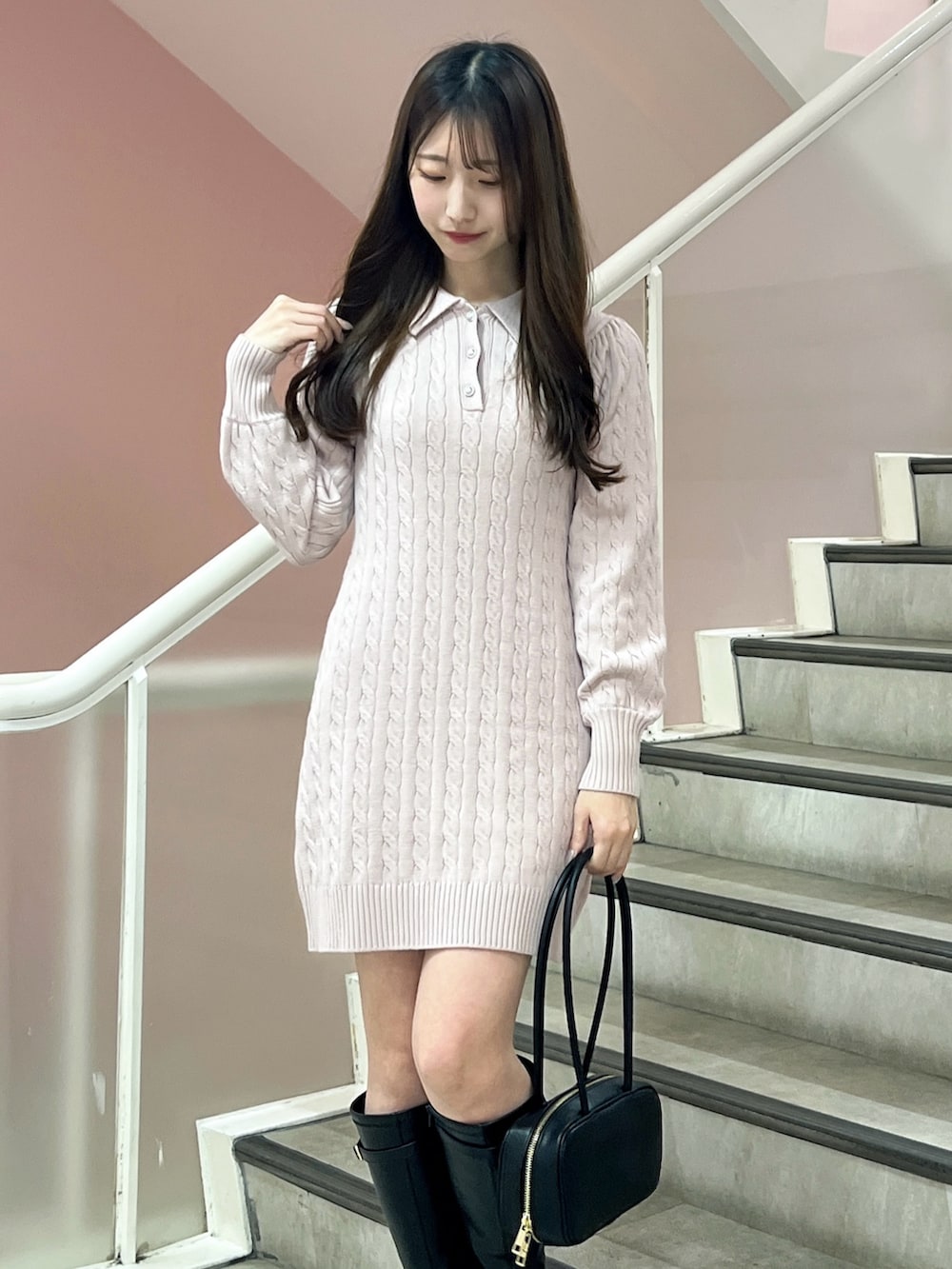 ピンク系のワンピース、ブラック系のブーツ、ブラック系のハンドバッグを着用したレディースの秋コーディネートの6枚目の写真