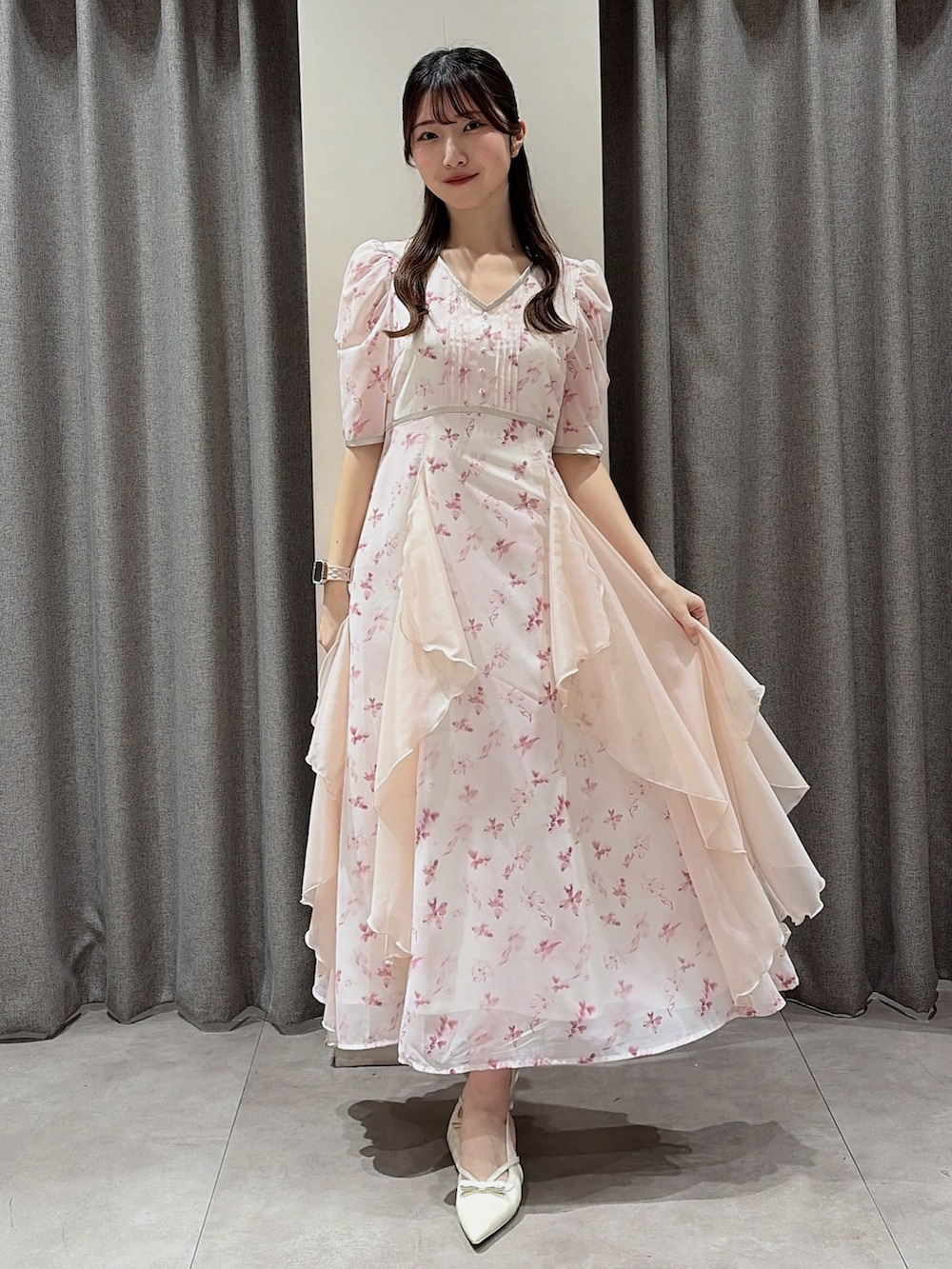 ピンク系のワンピース、ホワイト系のパンプスを着用したレディースの春コーディネートの3枚目の写真