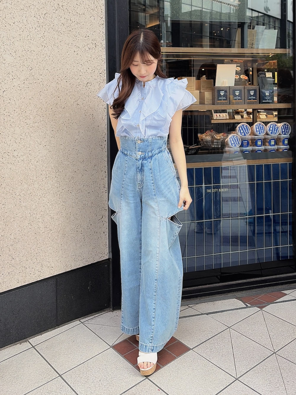 ブルー系のシャツ/ブラウス、ブルー系のデニムパンツを着用したレディースの夏コーディネートの2枚目の写真