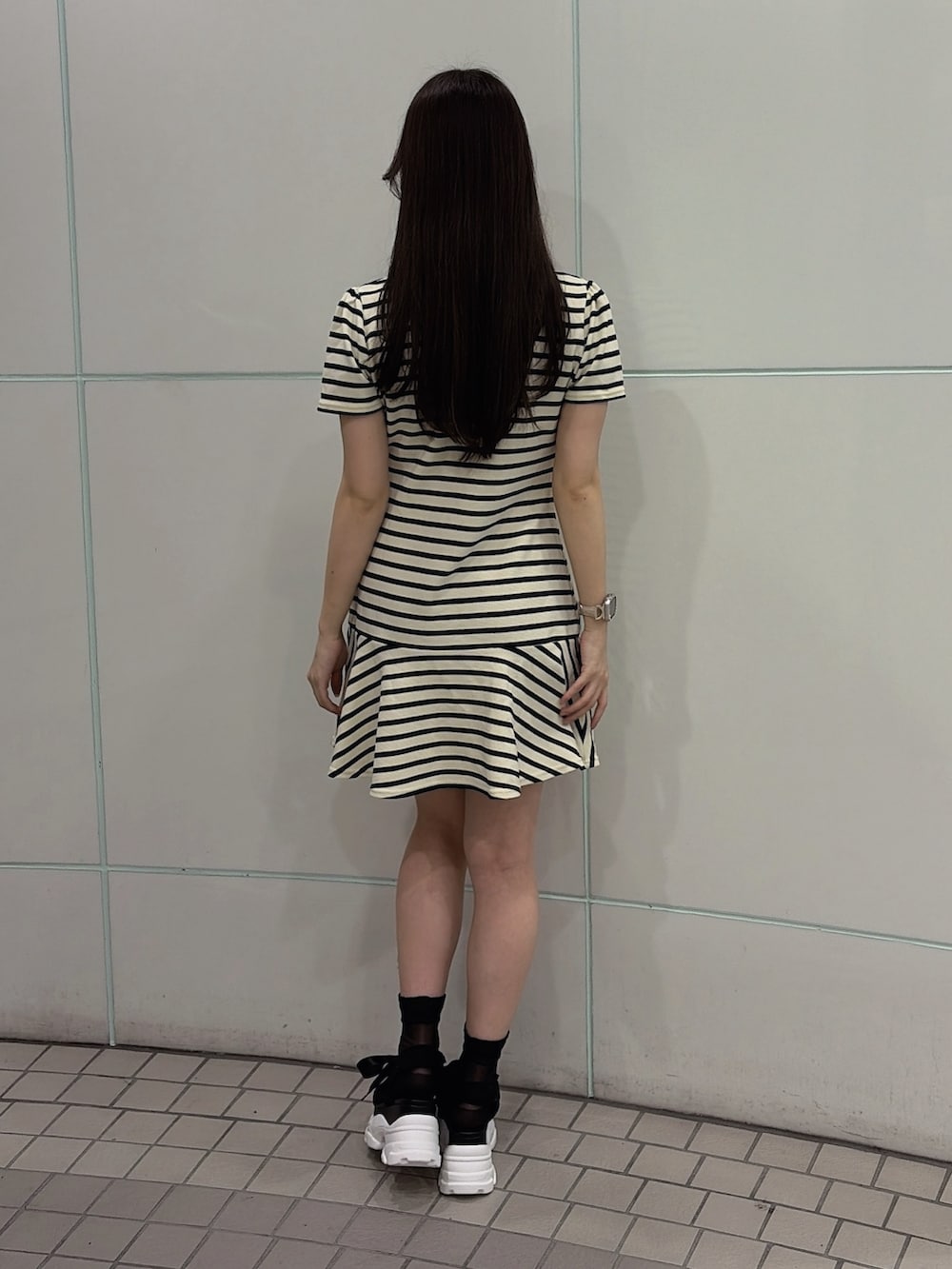 その他のワンピース、ブラック系のサンダルを着用したレディースの夏コーディネートの4枚目の写真