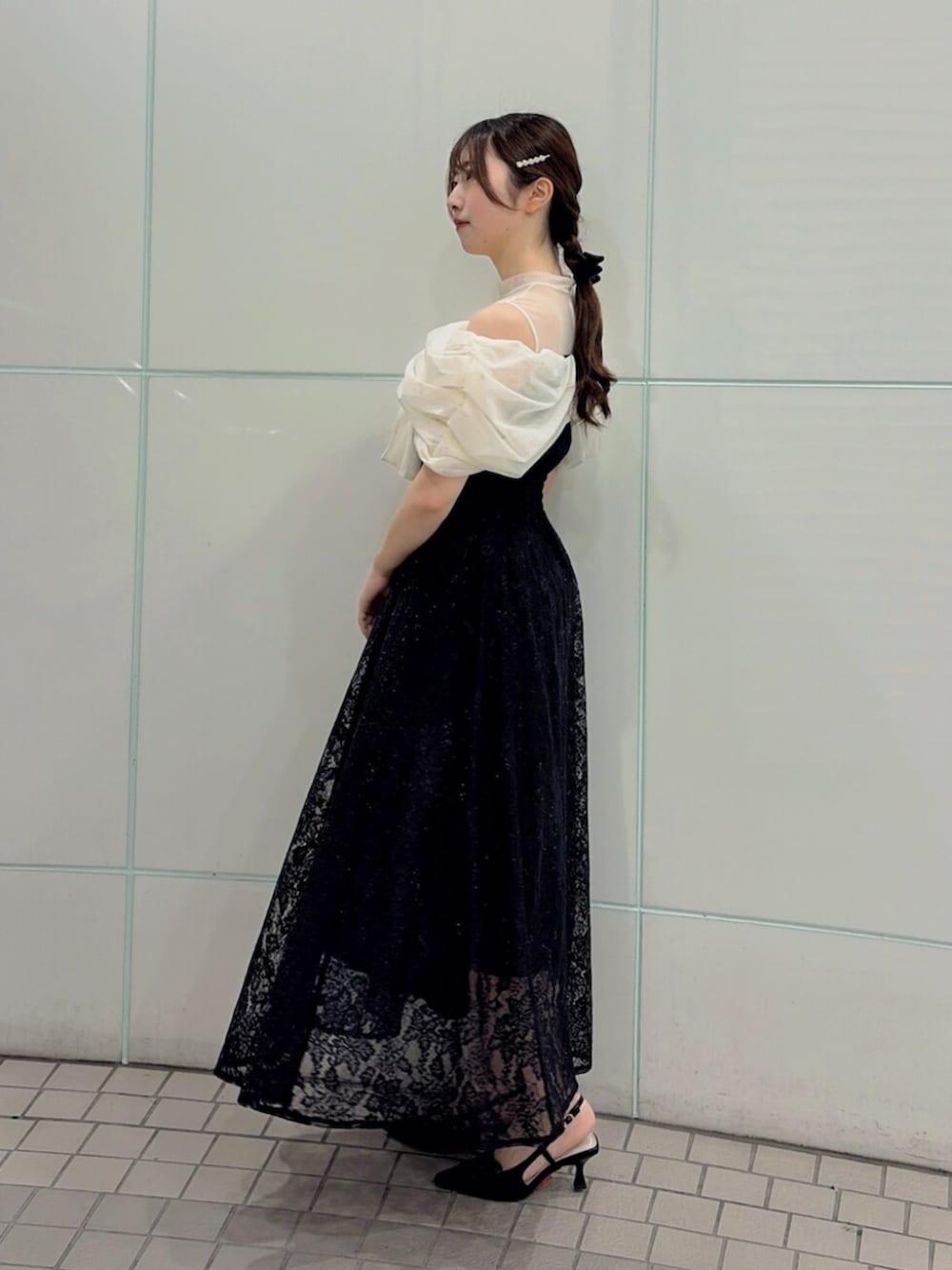 ブラック系のパンプス、ブラック系のドレスを着用したレディースの夏コーディネートの2枚目の写真