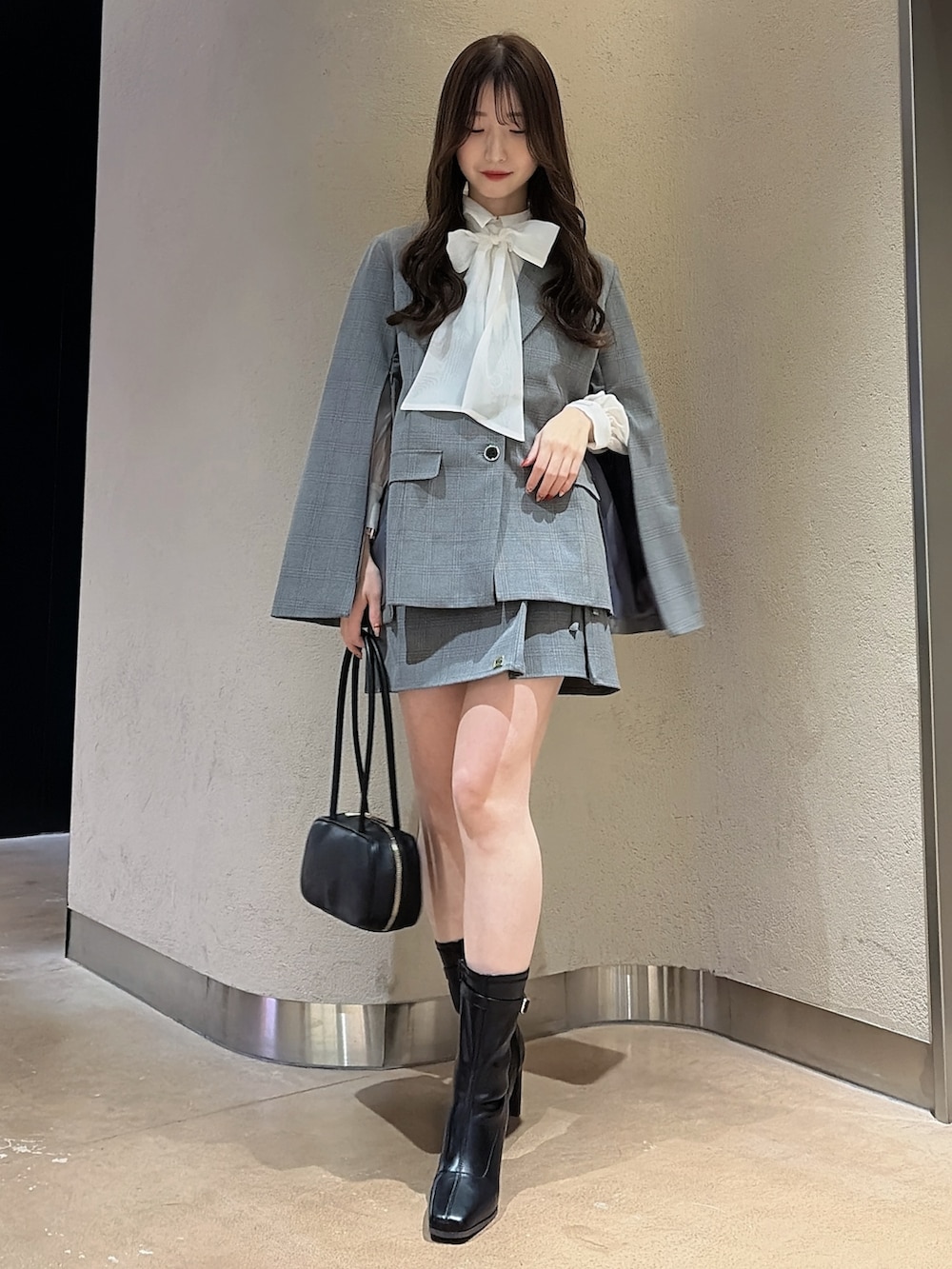 その他のシャツ/ブラウス、グレー系のテーラードジャケット、グレー系のスカートを着用したレディースの冬コーディネートの2枚目の写真