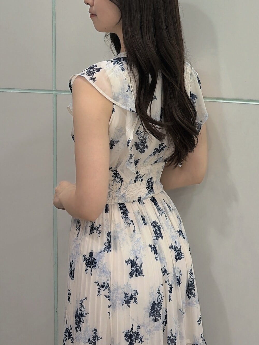 ホワイト系のパンプス、ホワイト系のワンピースを着用したレディースの夏コーディネートの7枚目の写真