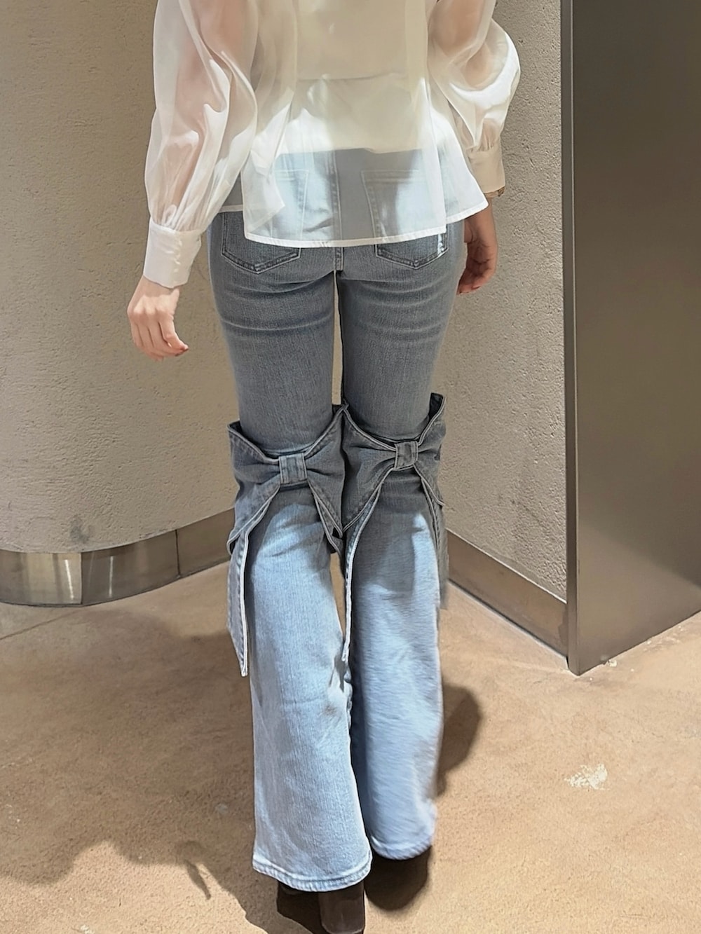 その他のシャツ/ブラウス、グレー系のテーラードジャケット、ブルー系のデニムパンツを着用したレディースの冬コーディネートの10枚目の写真