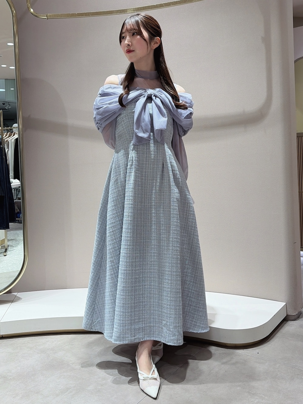 グレー系のドレス、ホワイト系のパンプスを着用したレディースの春コーディネートの2枚目の写真