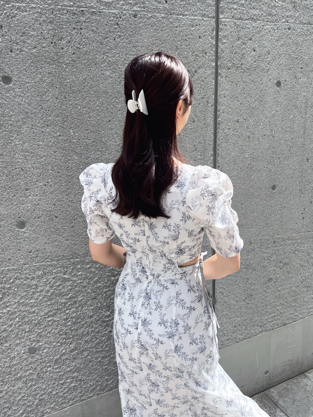 ホワイト系のワンピース、ブラック系のハンドバッグ、ホワイト系のサンダルを着用したレディースの夏コーディネートの8枚目の写真