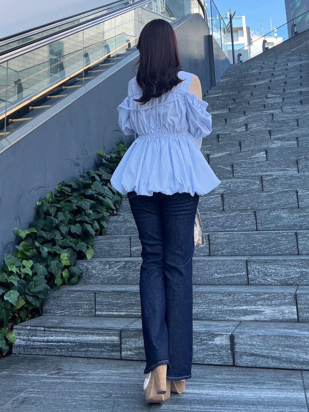 ブルー系のシャツ/ブラウス、ブルー系のデニムパンツ、ホワイト系のサンダルを着用したレディースの夏コーディネートの7枚目の写真