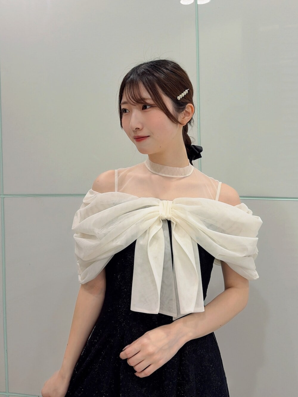 ブラック系のパンプス、ブラック系のドレスを着用したレディースの夏コーディネートの7枚目の写真