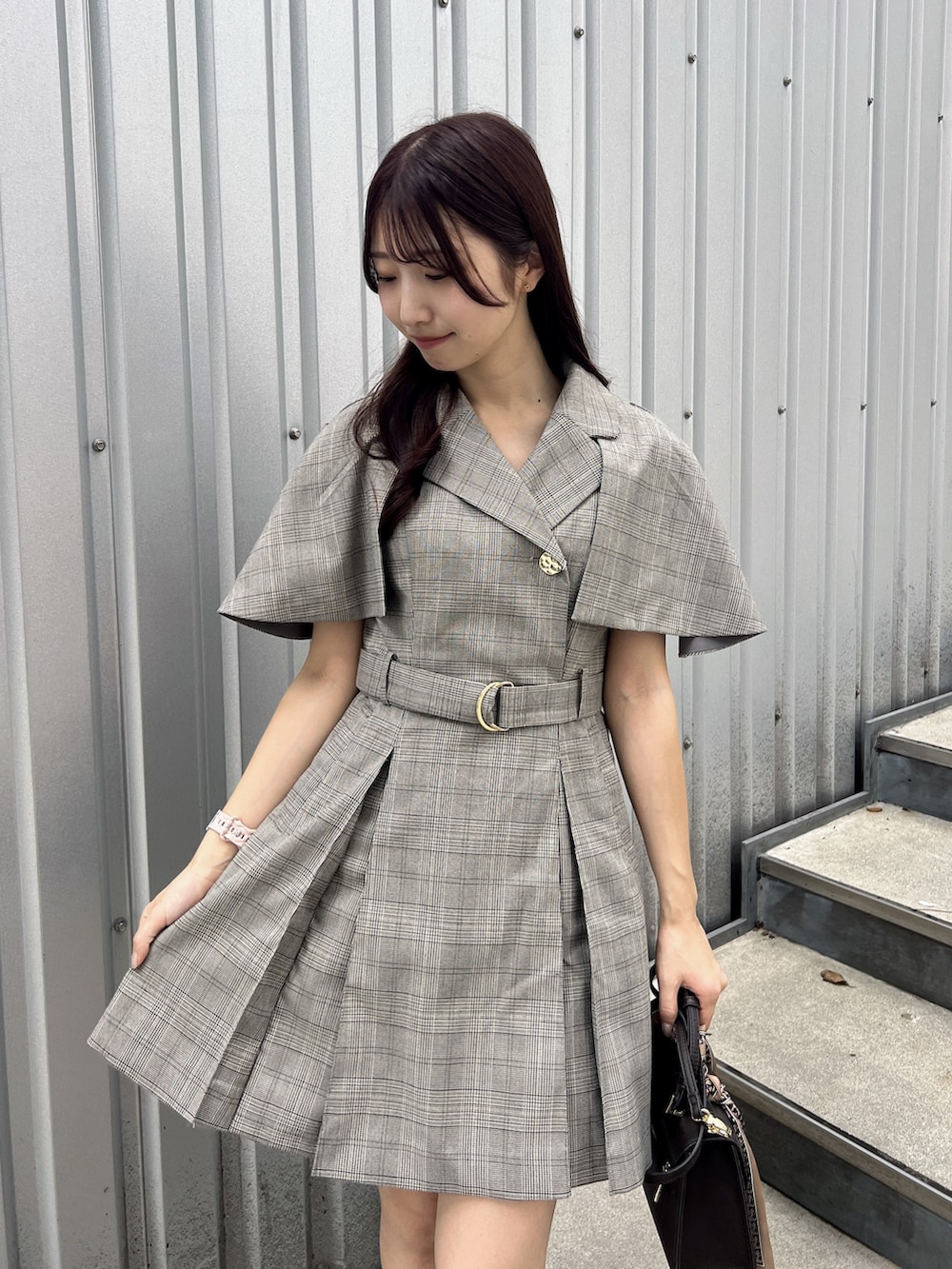 その他のワンピース、ブラウン系のショルダーバッグ、ブラウン系のブーツを着用したレディースの秋コーディネートの5枚目の写真