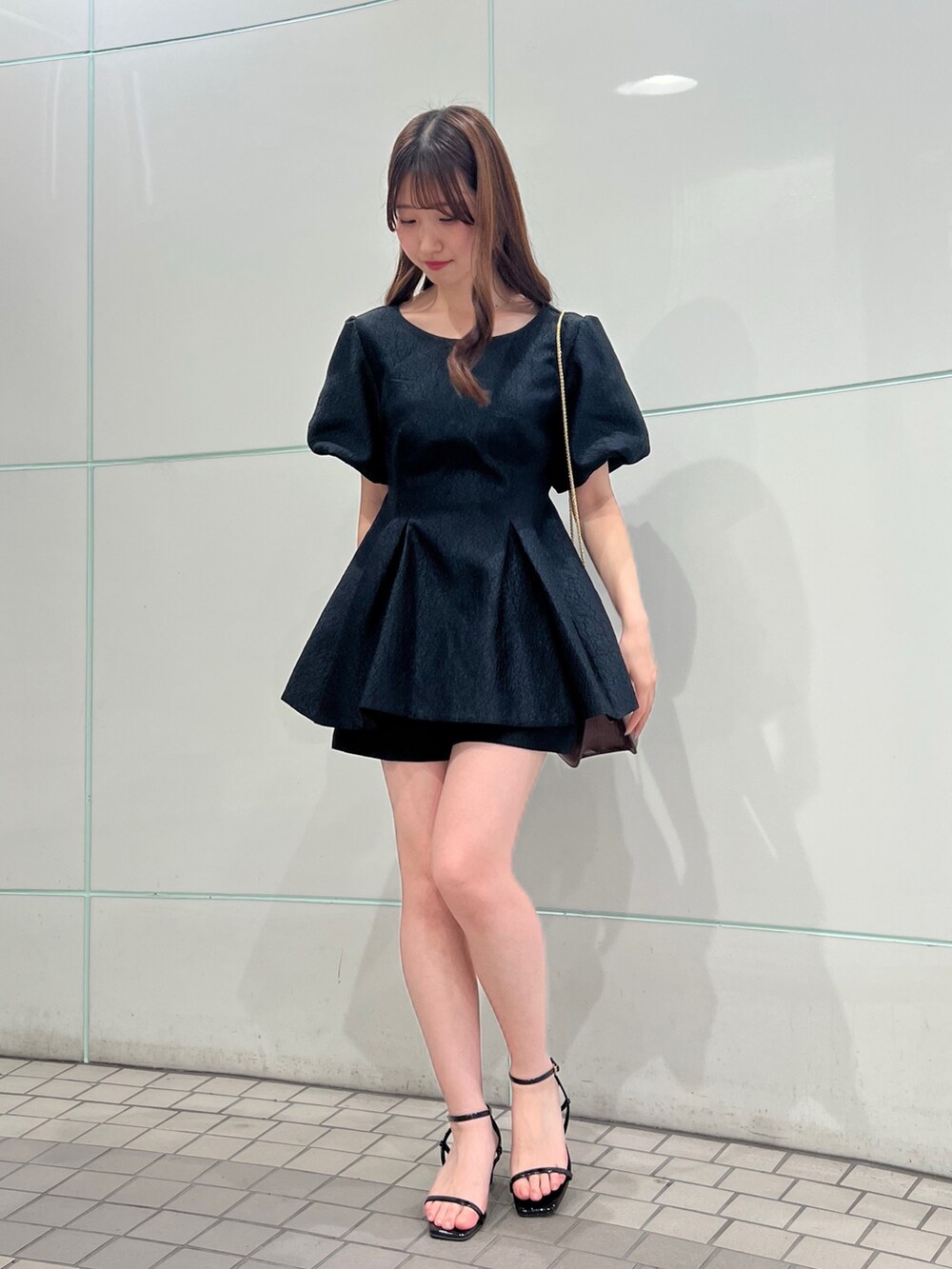 ブラック系のシャツ/ブラウス、ブラック系のその他パンツ、ブラウン系のハンドバッグを着用したレディースの夏コーディネートの3枚目の写真