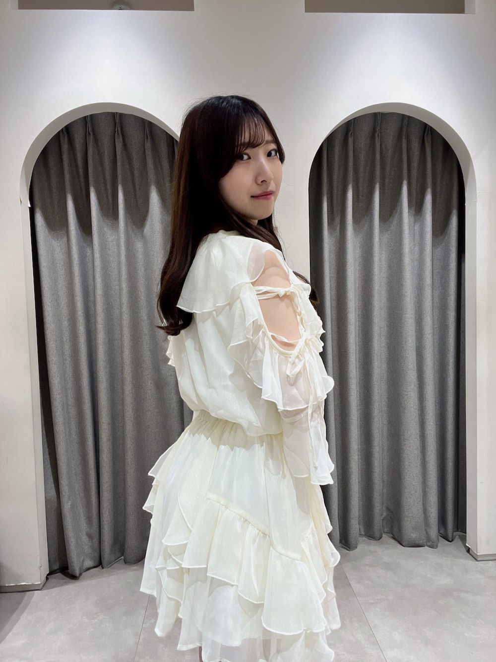 ホワイト系のスカート、ホワイト系のシャツ/ブラウス、ホワイト系のサンダルを着用したレディースの夏コーディネートの3枚目の写真