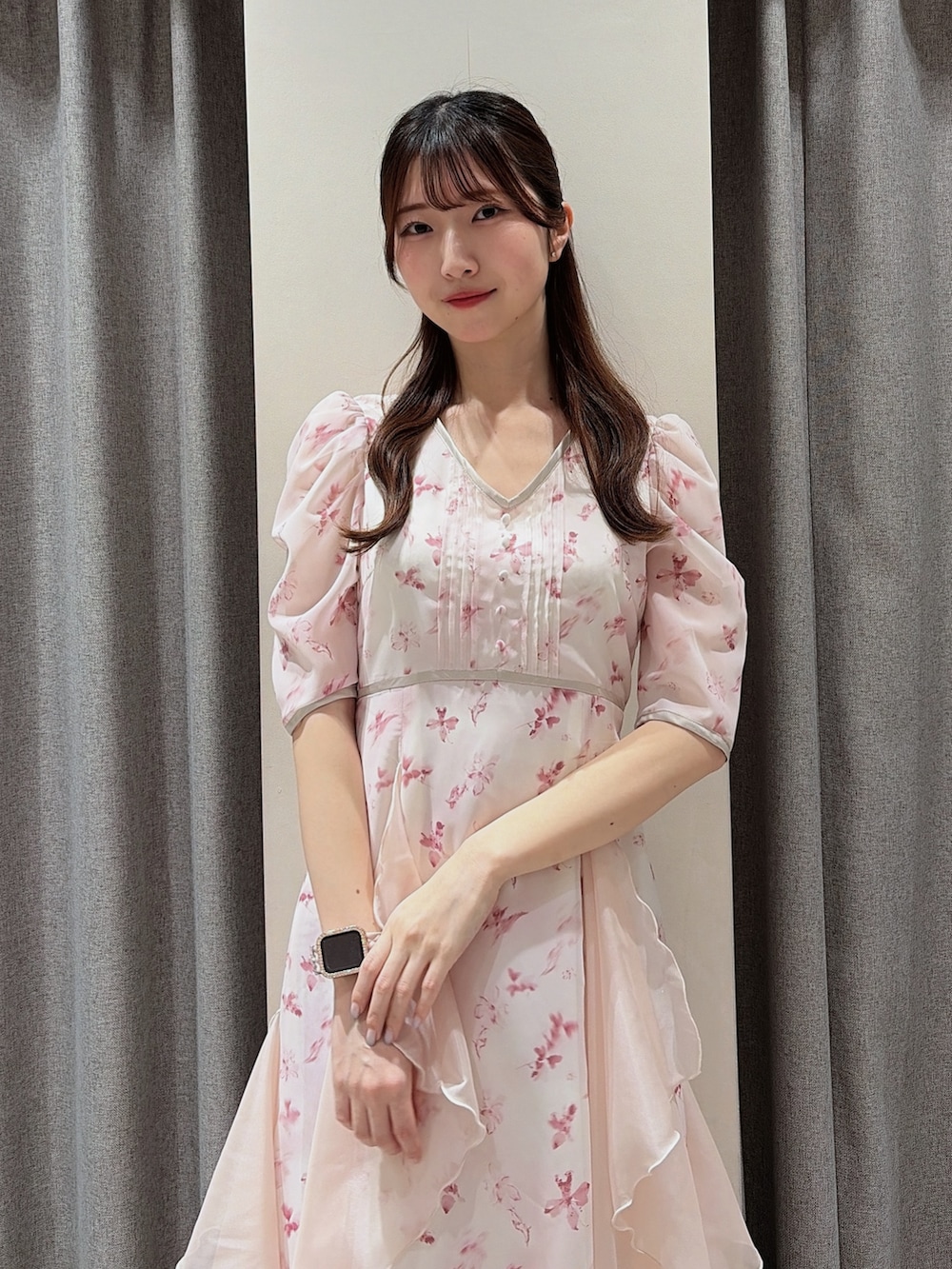 ピンク系のワンピース、ホワイト系のパンプスを着用したレディースの春コーディネートの7枚目の写真