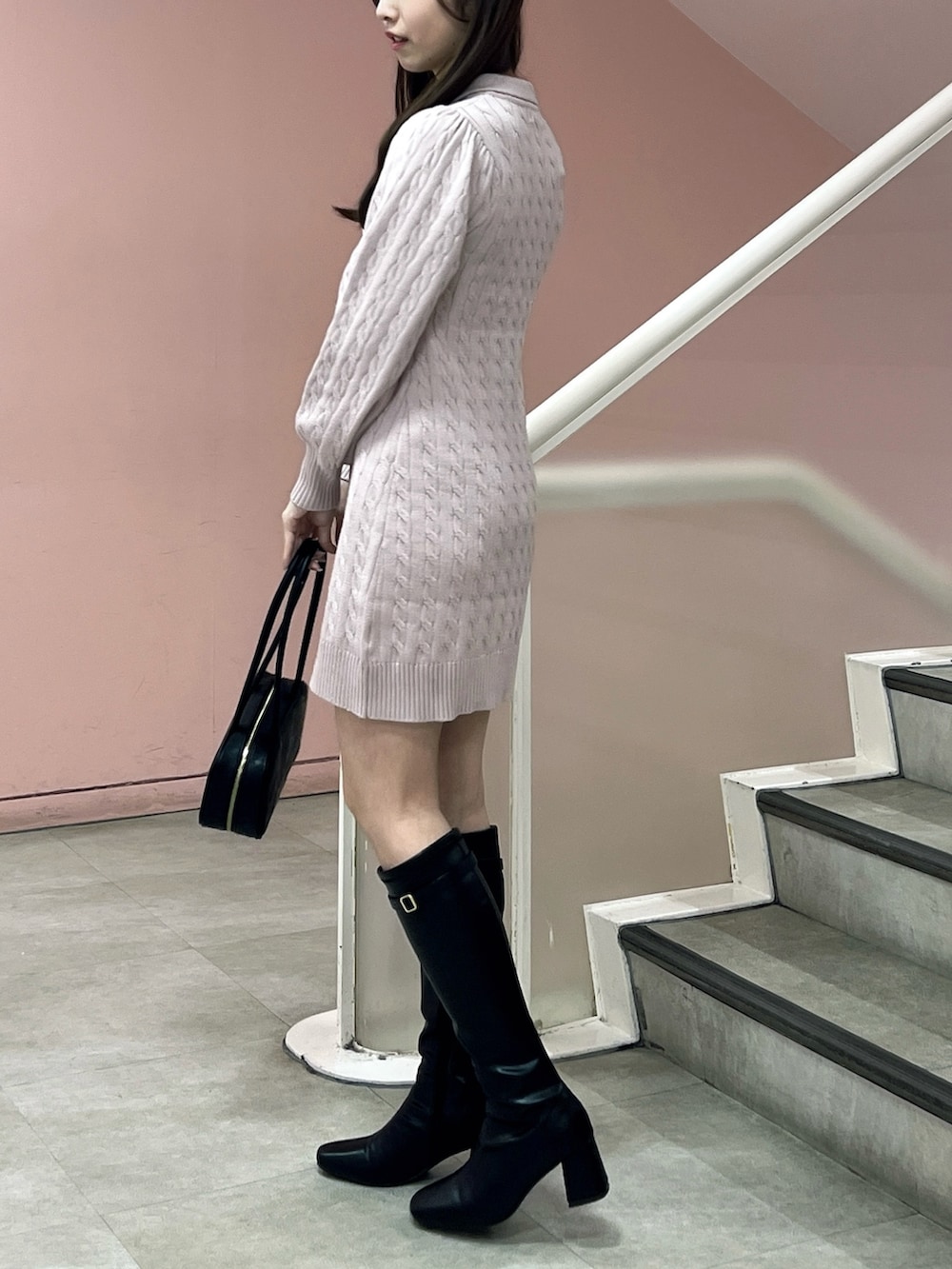 ピンク系のワンピース、ブラック系のブーツ、ブラック系のハンドバッグを着用したレディースの秋コーディネートの4枚目の写真