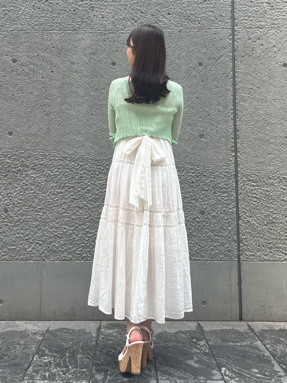 ホワイト系のワンピース、グリーン系のカーディガン/ボレロ、ホワイト系のボストンバッグを着用したレディースの夏コーディネートの8枚目の写真