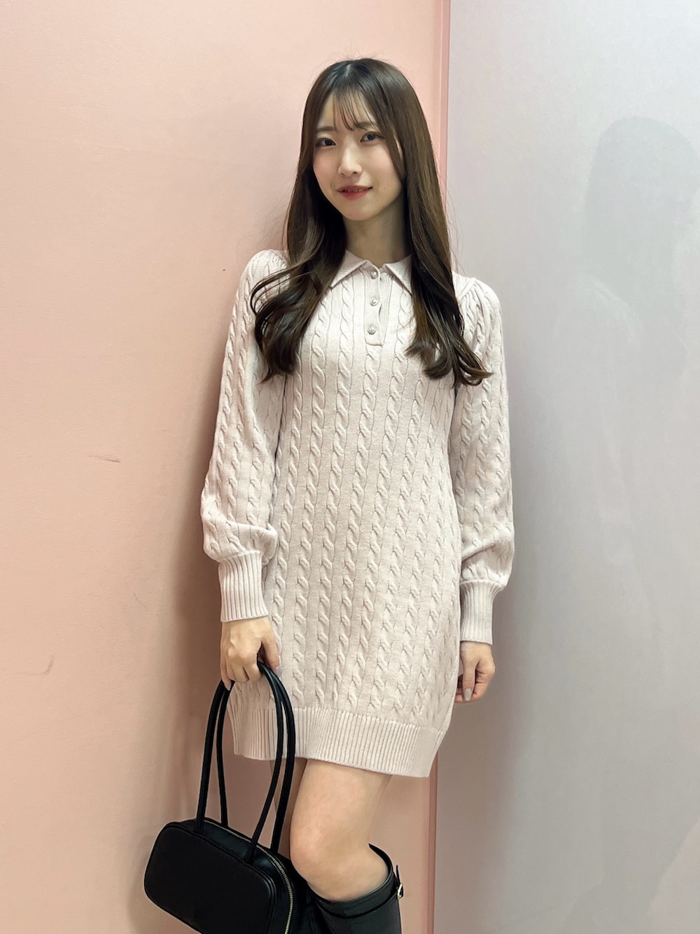 ピンク系のワンピース、ブラック系のブーツ、ブラック系のハンドバッグを着用したレディースの秋コーディネートの7枚目の写真