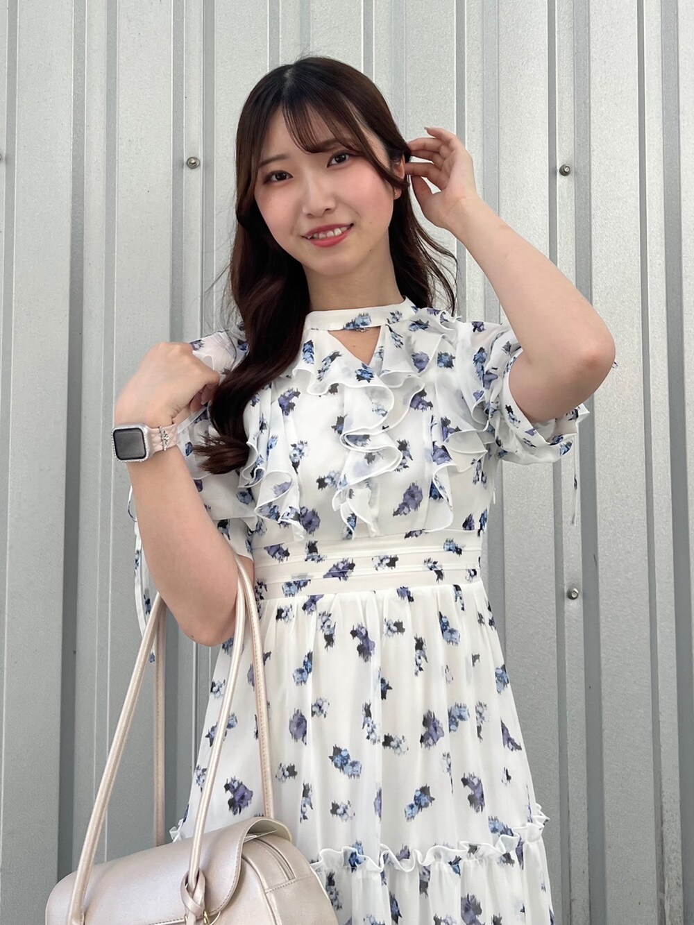ホワイト系のワンピース、ベージュ系のハンドバッグ、ホワイト系のバレエシューズを着用したレディースの春コーディネートの4枚目の写真