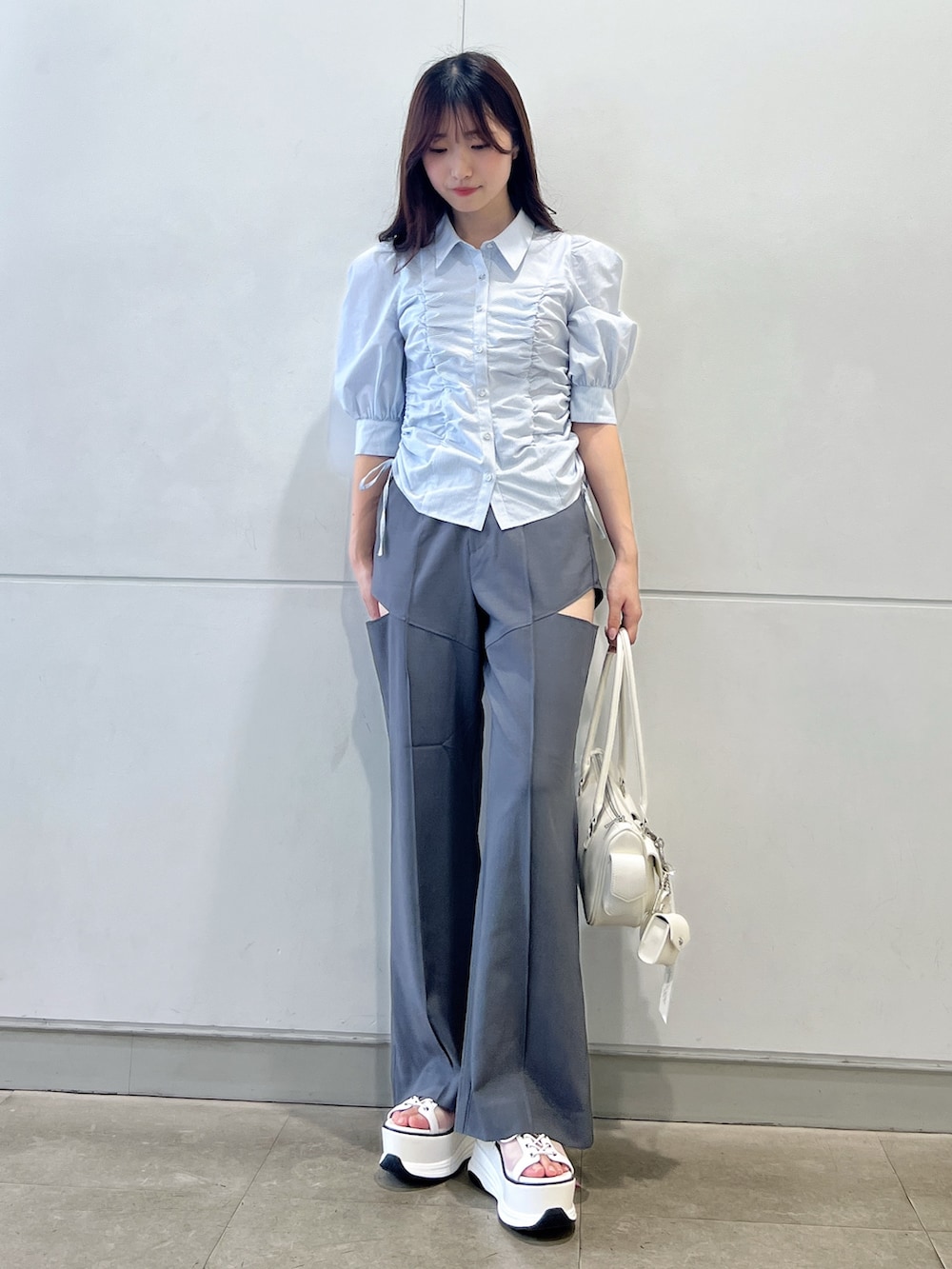 ブルー系のシャツ/ブラウス、グレー系のその他パンツ、ホワイト系のサンダルを着用したレディースの夏コーディネートの2枚目の写真