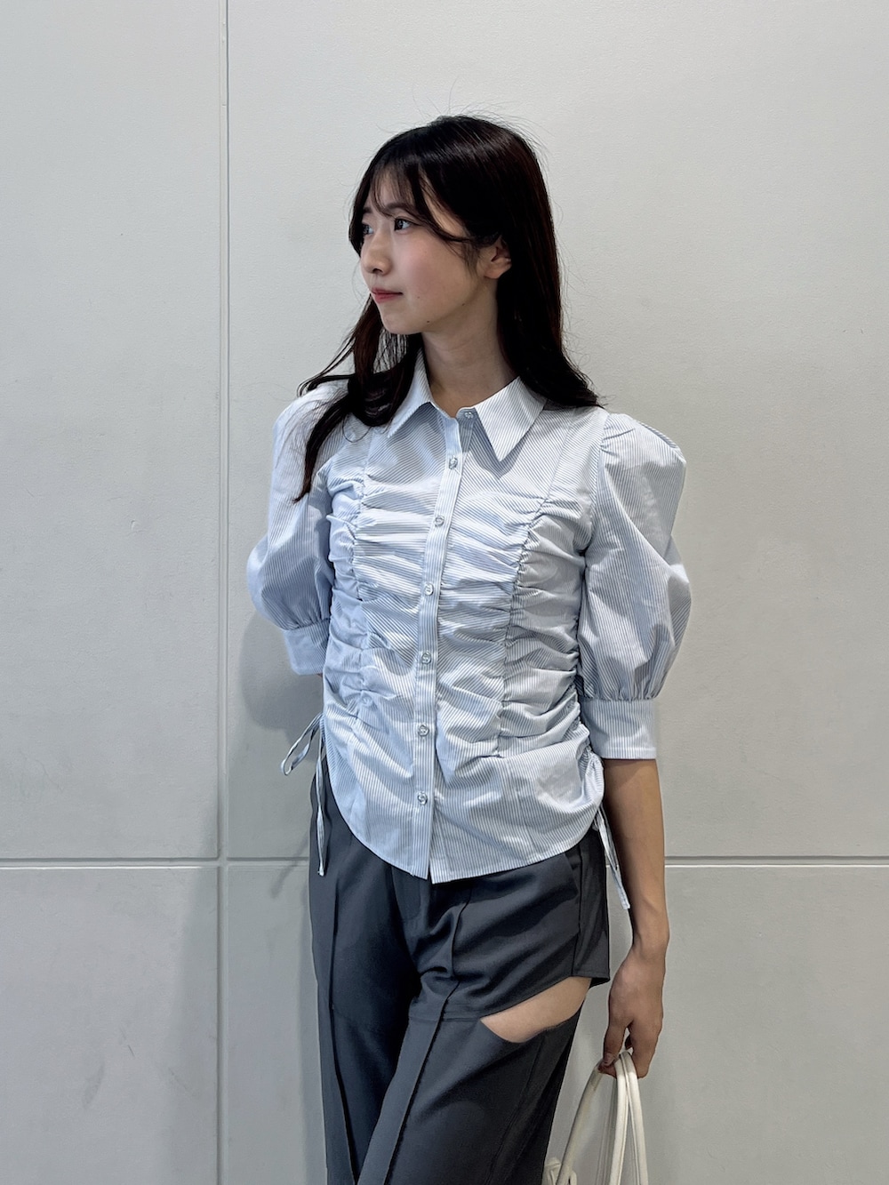 ブルー系のシャツ/ブラウス、グレー系のその他パンツ、ホワイト系のサンダルを着用したレディースの夏コーディネートの6枚目の写真