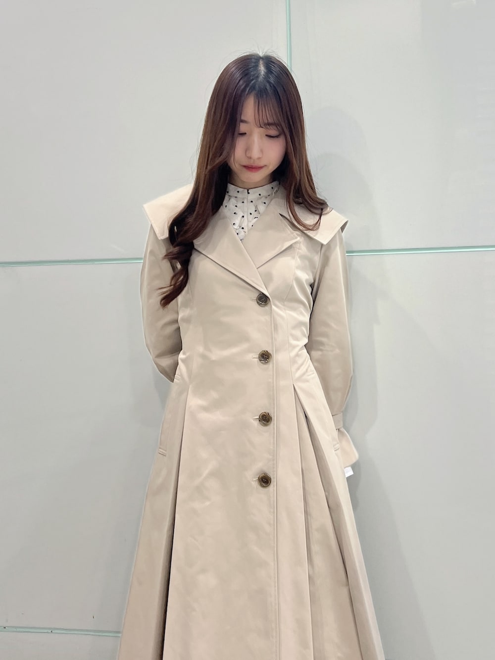 ベージュ系のトレンチコート、ブラック系のサンダルを着用したレディースの冬コーディネートの9枚目の写真