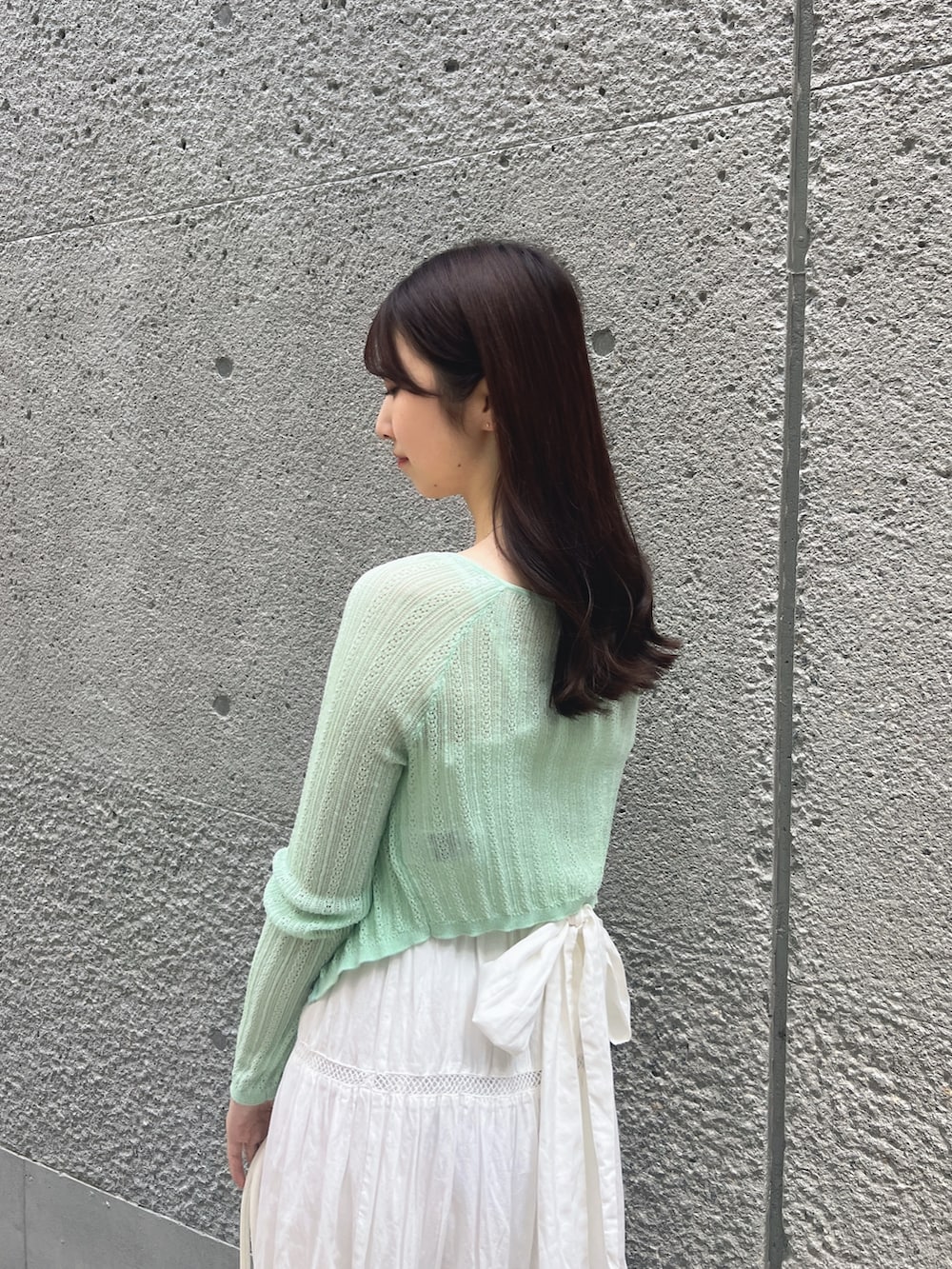 ホワイト系のワンピース、グリーン系のカーディガン/ボレロ、ホワイト系のボストンバッグを着用したレディースの夏コーディネートの5枚目の写真