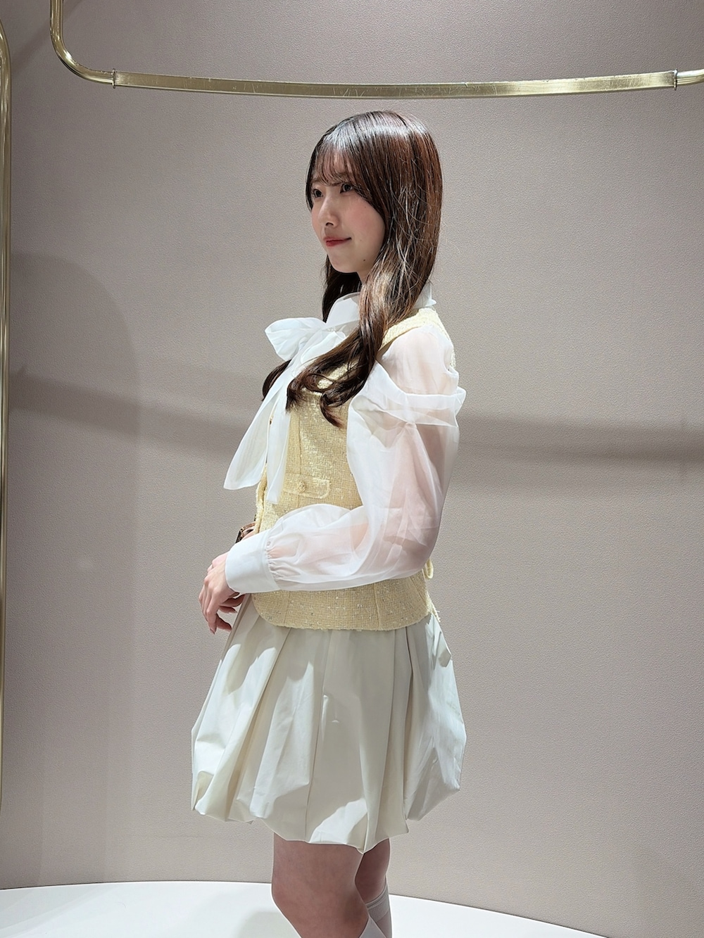 イエロー系のワンピース、その他のシャツ/ブラウス、ブラウン系のパンプスを着用したレディースの春コーディネートの8枚目の写真